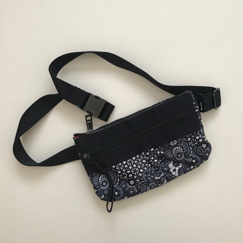 Lululemon | Free Spirit Bag B/W Lace Pattern
